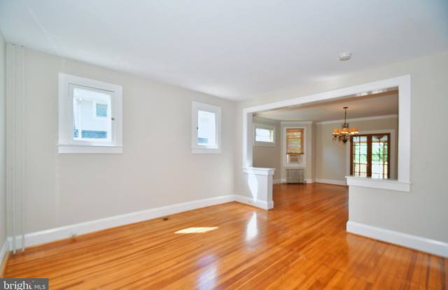 3214 TYNDALE AVENUE Gallery 4