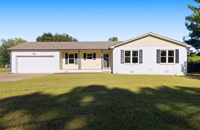 Charming 3-Bedroom Home with Updated Kitchen & Spacious Yard! Gallery 1