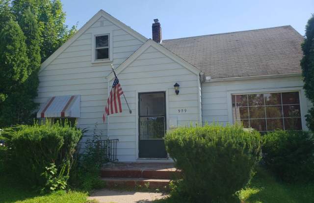 3 Bed 1 Bath Single Family Home in Wausau photos photos