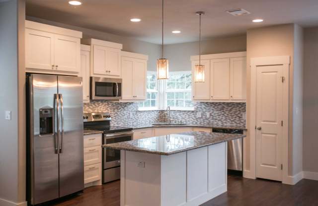 2 Week Free Move-In Special! Modern Single-Story Condo Near Lake Austin & Lake Travis Gallery 3