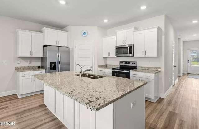 Beautifully Maintained 4-Bedroom Brick Home in Andrews Plantation! Gallery 3