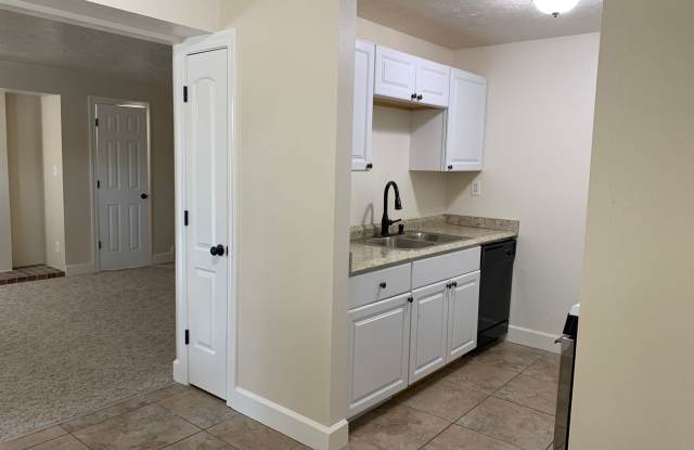 HAS IT ALL! One Bedroom Condo; Murray; /Garage  Pool photos photos