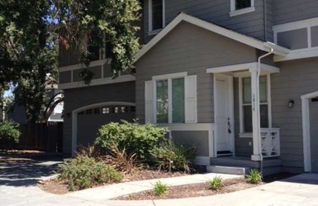 Great 3 bedroom/2.5 bath duplex w/2 car garage! photos photos