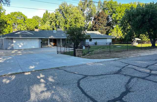 Lovely Furnished three bedroom home in the desirable McLaren neighborhood! Gallery 1
