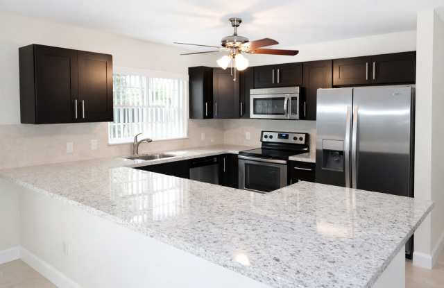 3BED/2BATH house with Large fenced backyard and split floorplan! photos photos