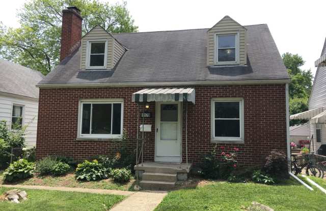 **4-BEDROOM HOUSE W/ GARAGE IN NORTH COLUMBUS!!** photos photos