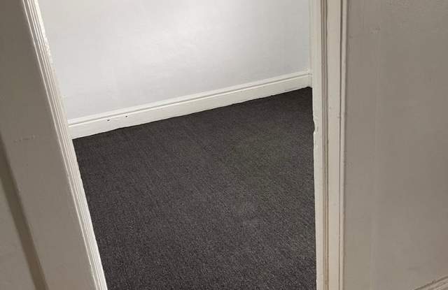 Charming 2 BD 1 Bath (1st floor) Gallery 3
