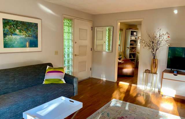 Charming 3 bed 1 bath Gallery 4