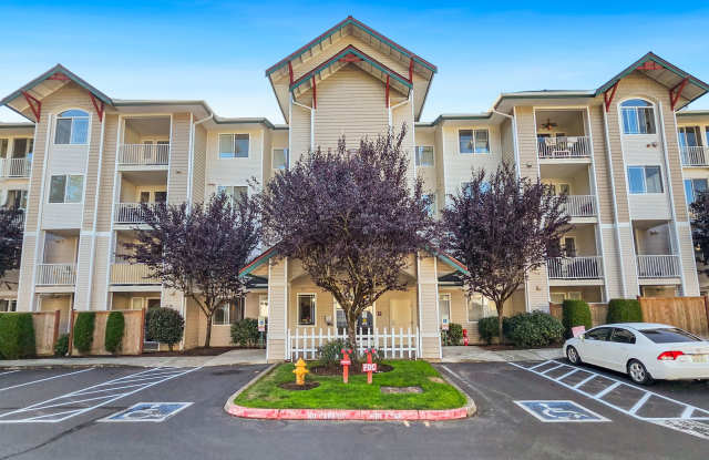Ground‑Floor Parterra Condo with Lake Boren Peek‑a‑View Gallery 1