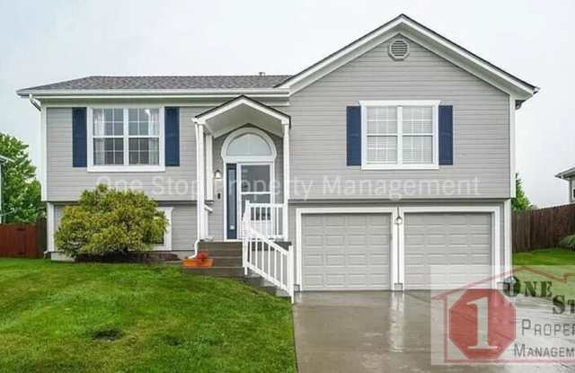 Beautiful 3 Bedroom  2 Bathroom Home!! - 1317 South Huntington Drive, Greenwood, MO 64034
