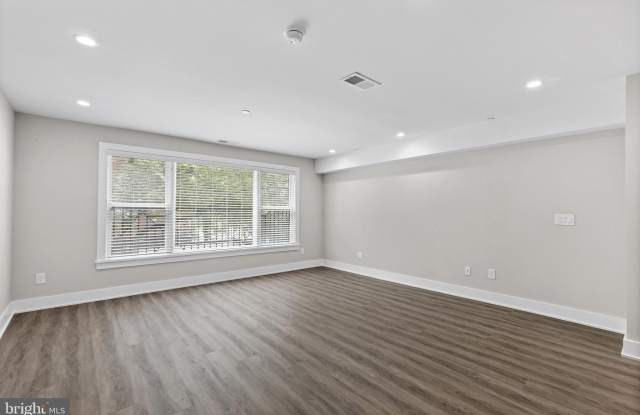 2144 LOMBARD Gallery 3