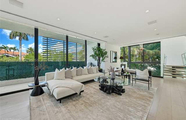 420 N Hibiscus Dr Gallery 1