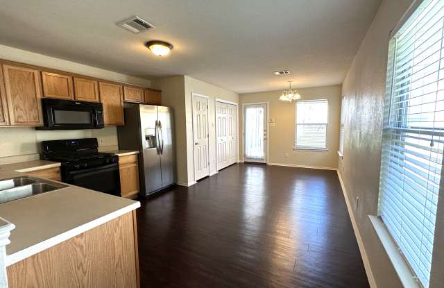 512 Crater Lake Dr Gallery 4