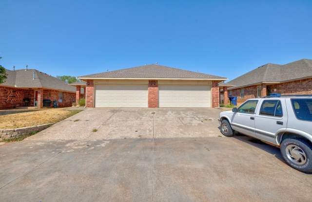 Beautiful 3 bed 2 bath duplex within minutes of Yukon! Gallery 1