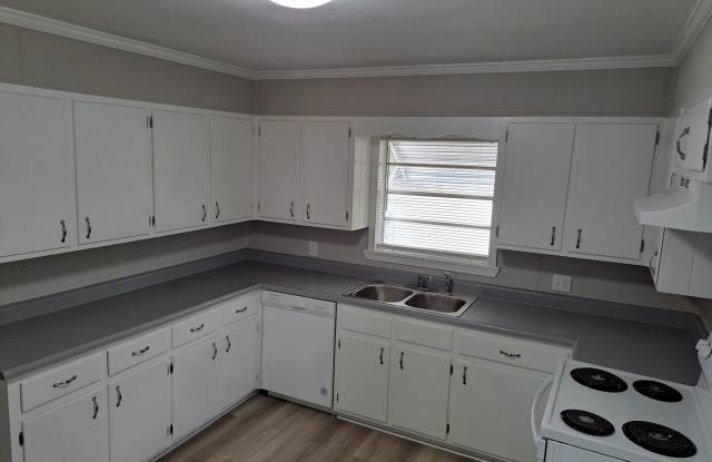 Updated Springfield Two Bedroom House with Porch and Back Yard! Gallery 4