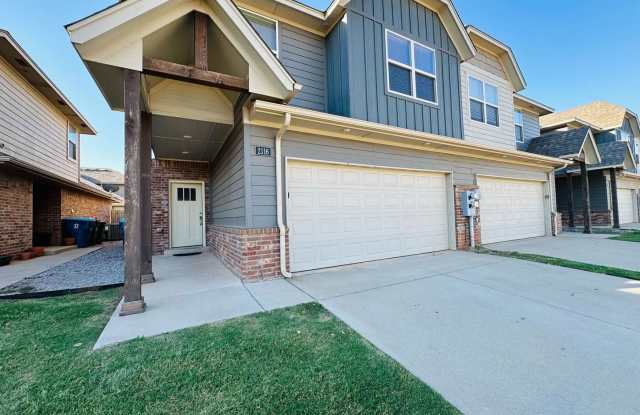 3 Bed 2 Bath 2 Car Garage Duplex EDMOND SCHOOLS & Washer/ Dryer Included!! photos photos