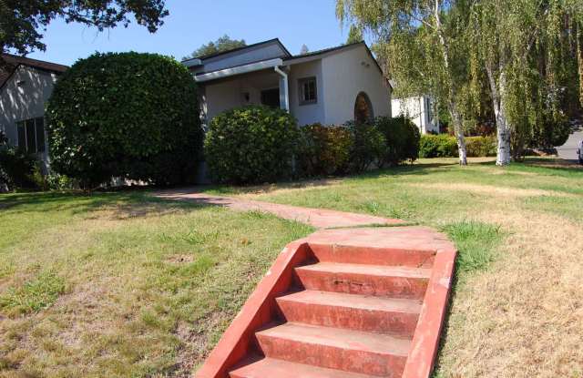 Adorable older home at 31 Elm St. in Sutter Creek. photos photos