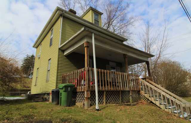 Large House in Wiles Hills - Available 6/2/27! Gallery 4