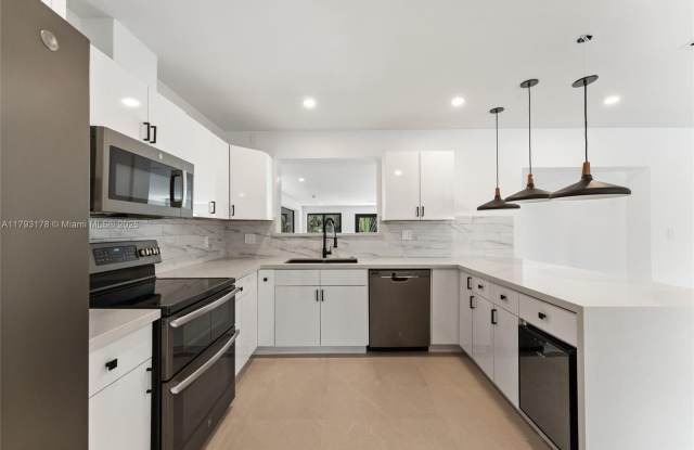 5736 SW 35 St photos photos