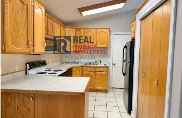 Beautiful 3 Bedroom 2 Bathroom Home - 1 Car Garage - Dog friendly Gallery 4