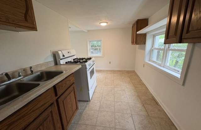 Cozy 2BR Home with Yard & Off-Street Parking – 1306 Madison Ave Gallery 4