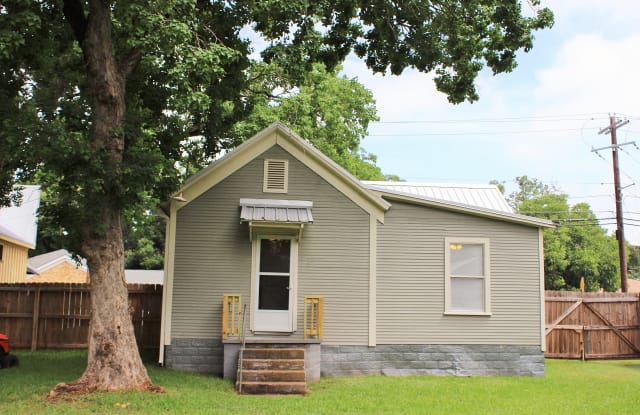 704 East Academy Street Gallery 2