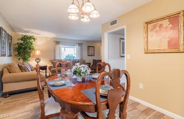 10719 W CAMELOT Circle Gallery 4