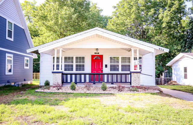 GORGEOUS! 3BR/2BA Home Near MSU with Huge Backyard & Garage Gallery 1