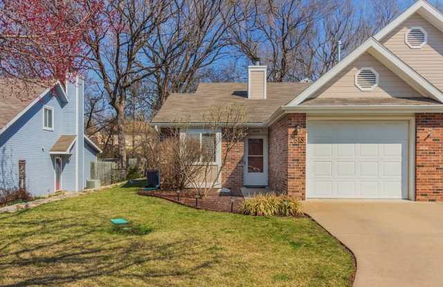 Charming 2 Bed / 2 Bath Townhome with Fenced Yard & Garage! Gallery 1