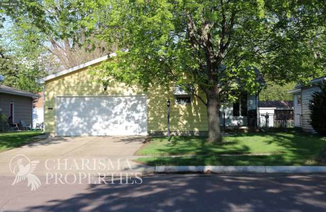 QUAINT THREE BEDROOM HOUSE, GREAT LOCATION WITH EVEN MORE AMENITIES!!! photos photos