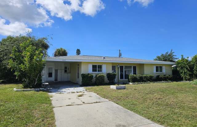 Annual Unfurnished 2 Bed / 2 Bath Home with Large Fenced Backyard in Central Venice! Gallery 1