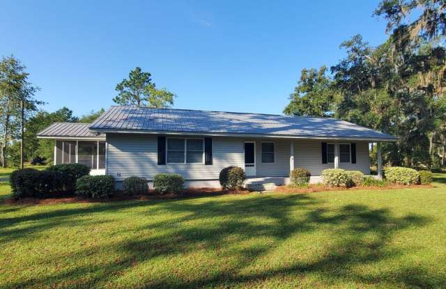 Charming 3-Bedroom Home on 1 Acre with Spacious Garage and Screened-In Porch photos photos