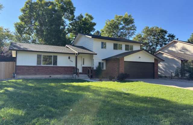 Beautiful 4 Bed, 2.5 Bath Home | Fenced Yard, Fireplace & Community Pool Gallery 1