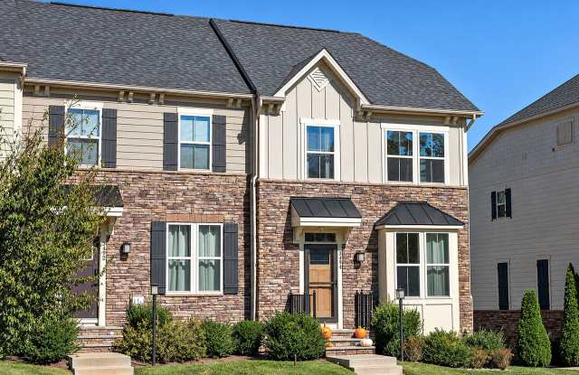 $500 Off 1st Month's Rent! Pet-Friendly Rivanna Village Townhome Gallery 1