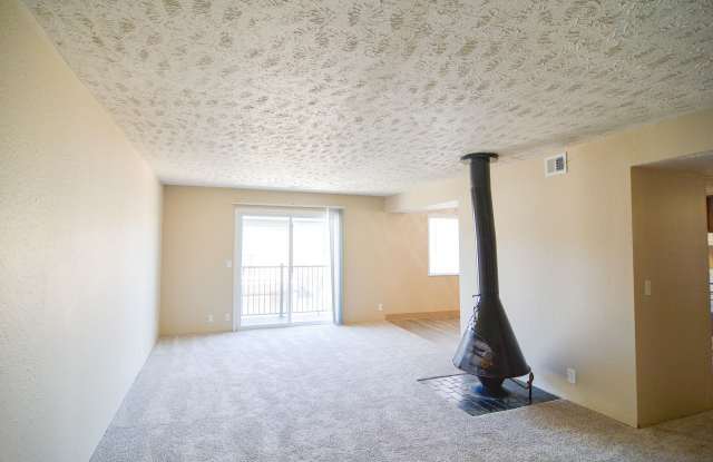 2 Bed & 1 Bath Available!! 1 MONTH FREE RENT!! Gallery 3