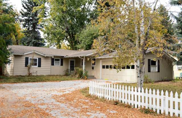 Charming 3 Bed/1.5 Bath in Desirable College Heights Location! Gallery 1