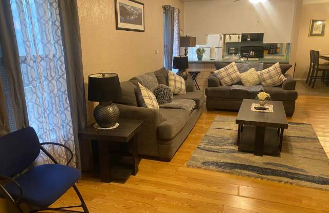 2707 NE Euclid - FULLY FURNISHED Gallery 3