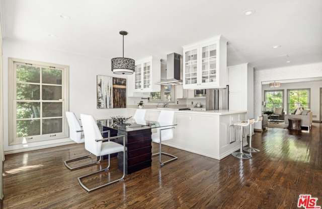 449 Westbourne Dr Gallery 3