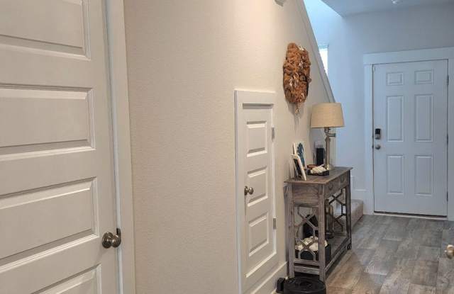 Convenient Location! Beautiful 3/2.5 Townhome w/ Pool Community! Gallery 3