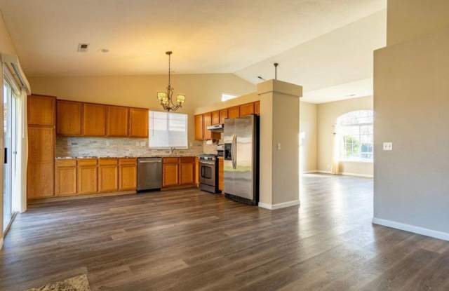 Charming 4-Bedroom Home in Hollister Gallery 3