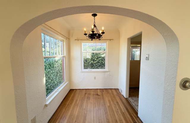 Vintage Charmer with Mountain View photos photos