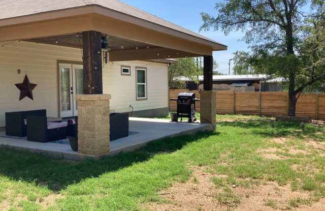3 Bedroom Single Family Home in Granite Shoals - 338 East Castleberry Drive, Granite Shoals, TX 78654