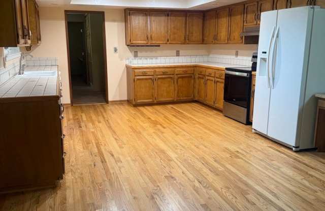 3BED2BATH - LARGE KITCHEN,2 CAR GARAGE, LARGE YARD, WASHER/DRYER HOOKUPS Gallery 4