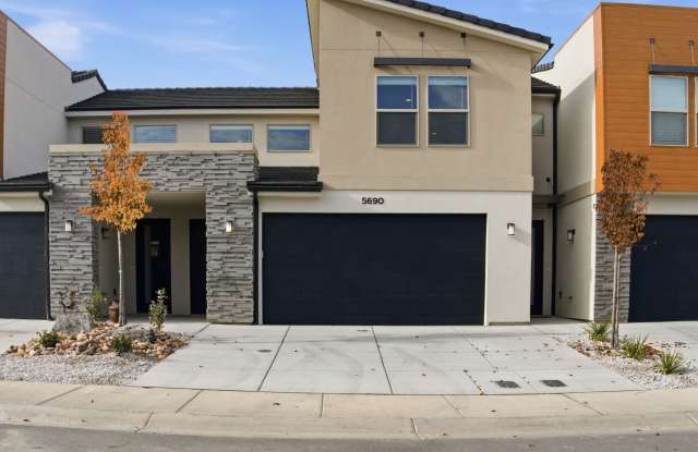 South Desert Townhome with EVSE Outlet Gallery 3