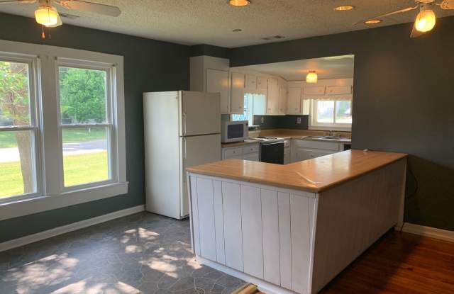 A quaint three bedroom one bath single family house in Five Points Gallery 4