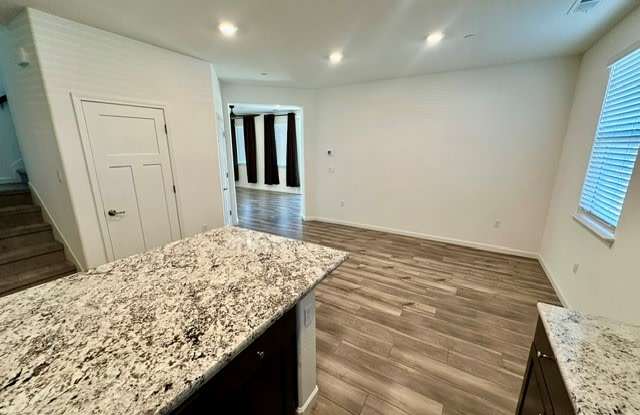 2048 Brave Hawk Loop Gallery 4