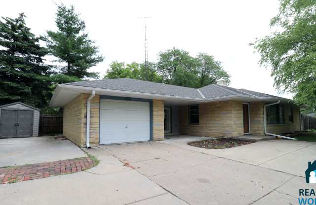 3 Bedroom Home with Large Basement photos photos