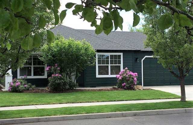 Wonderful Redmond Home with Large Fenced Backyard! Gallery 1
