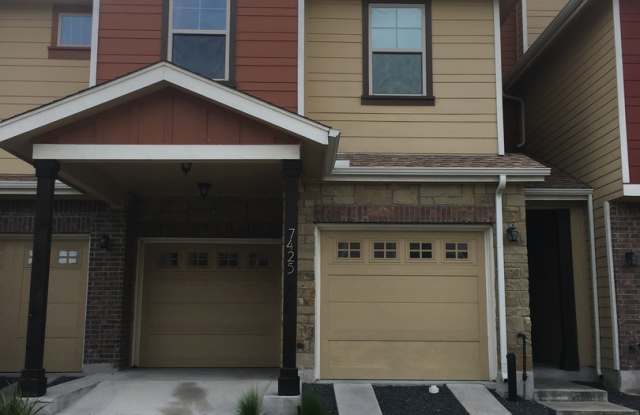 BEAUTIFUL TOWNHOUSE IN CRESTVIEW photos photos
