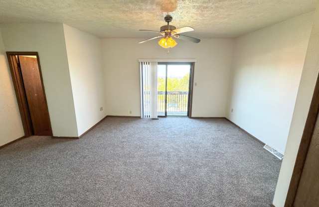 2 Bedroom/ 1.5 Bath - New Kitchen and Carpet Gallery 4